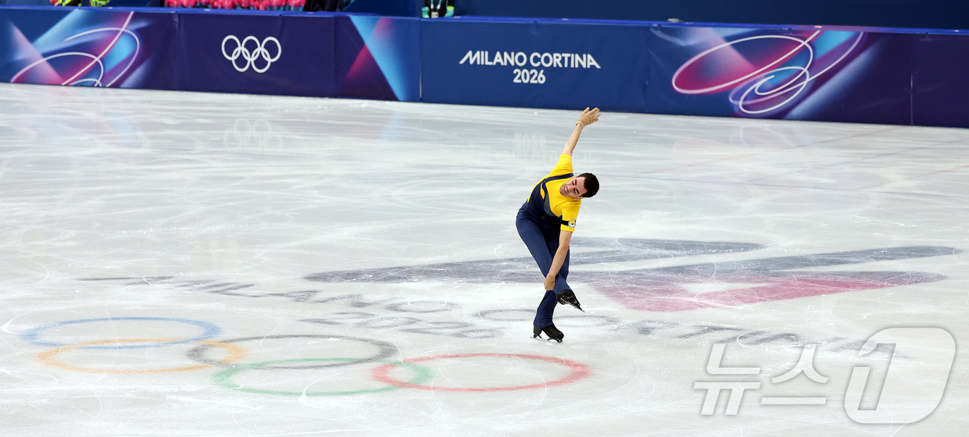 (밀라노=뉴스1) 김진환 기자 = 스페인 피겨 과리노 사바테가 10일(현지시간) 이탈리아 밀라노 아이스 스케이팅 아레나에서 열린 2026 밀라노·코르티나담페초 동계 올림픽 피겨스케 …