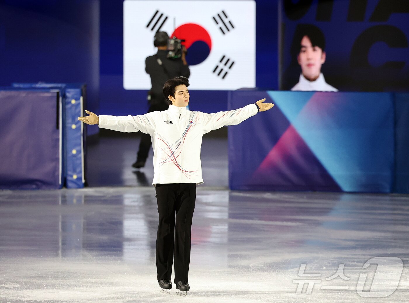 본문 이미지 - 피겨 차준환이 10일(현지시간) 이탈리아 밀라노 아이스 스케이팅 아레나에서 열린 2026 밀라노·코르티나담페초 동계 올림픽 피겨스케이팅 남자 싱글 쇼트프로그램에 출전하고 있다. 2026.2.11 ⓒ 뉴스1 김진환 기자