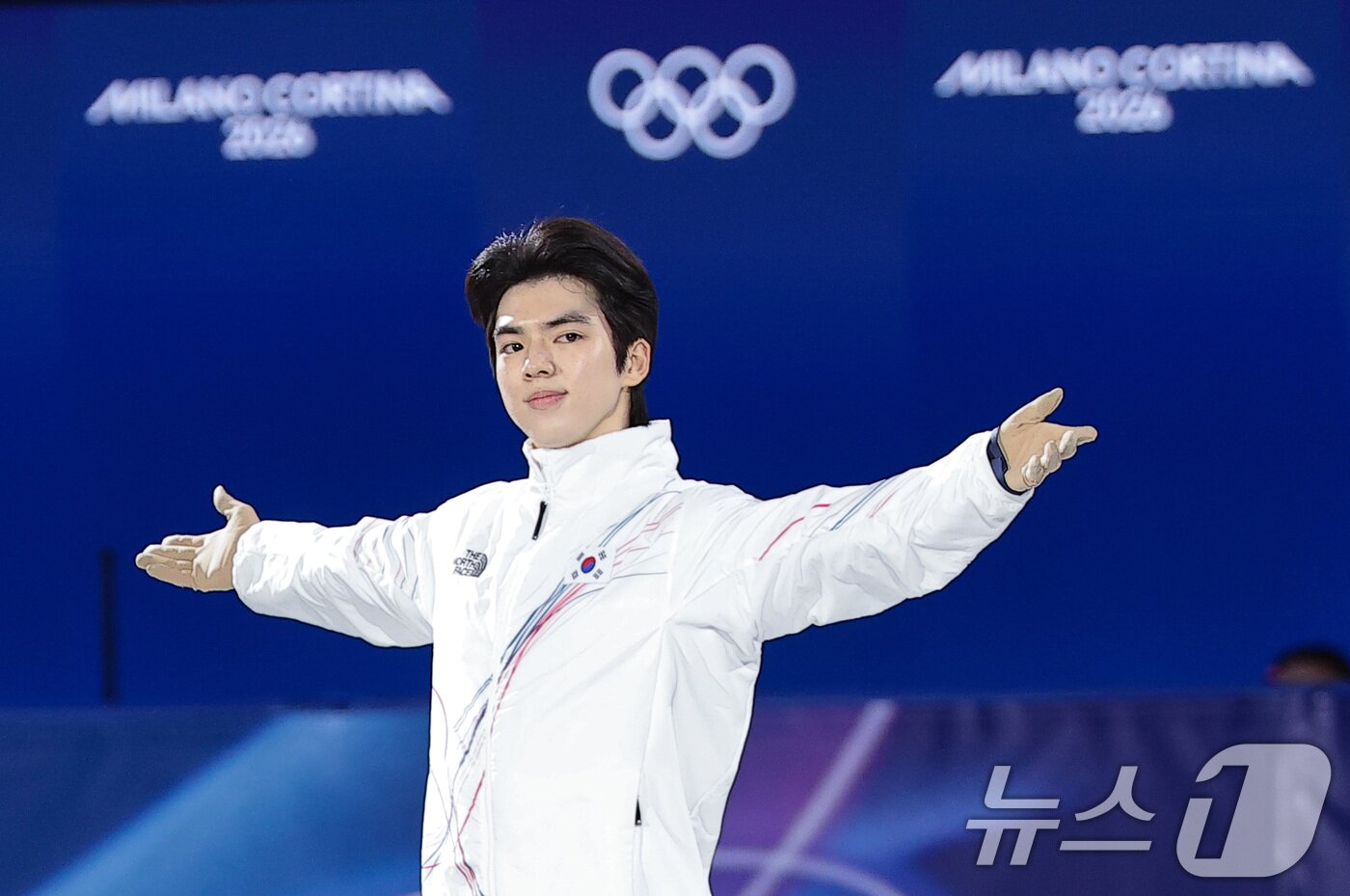 본문 이미지 - 피겨 차준환이 10일(현지시간) 이탈리아 밀라노 아이스 스케이팅 아레나에서 열린 2026 밀라노·코르티나담페초 동계올림픽 피겨스케이팅 남자 싱글 쇼트 프로그램에서 워밍업을 위해 빙판으로 나서며 인사하고 있다. 2026.2.11 ⓒ 뉴스1 김성진 기자