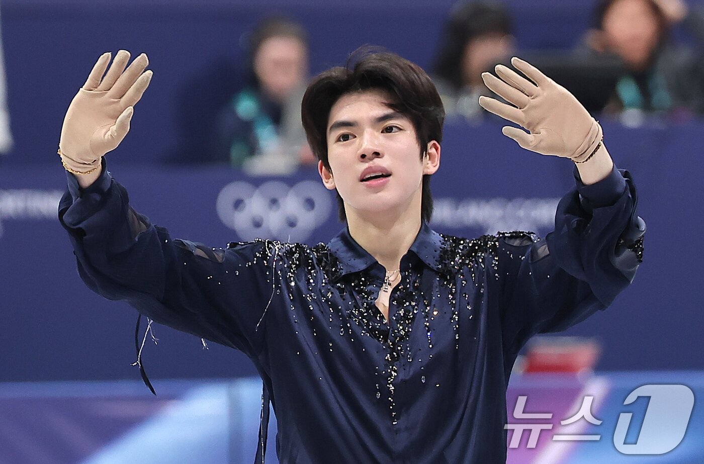 본문 이미지 - 피겨 차준환이 10일(현지시간) 이탈리아 밀라노 아이스 스케이팅 아레나에서 열린 2026 밀라노·코르티나담페초 동계올림픽 피겨스케이팅 남자 싱글 쇼트 프로그램에서 연기를 마친 후 인사하고 있다. 2026.2.11 ⓒ 뉴스1 김성진 기자