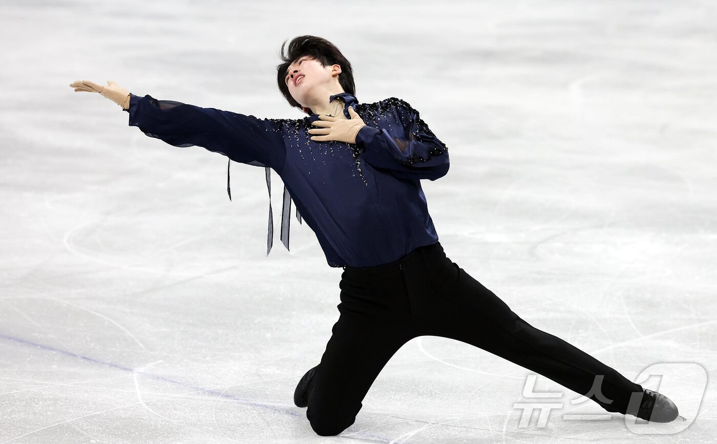 본문 이미지 - 피겨 차준환이 10일(현지시간) 이탈리아 밀라노 아이스 스케이팅 아레나에서 열린 2026 밀라노·코르티나담페초 동계 올림픽 피겨스케이팅 남자 싱글 쇼트프로그램에 출전해 연기를 펼치고 있다. 2026.2.11 ⓒ 뉴스1 김진환 기자