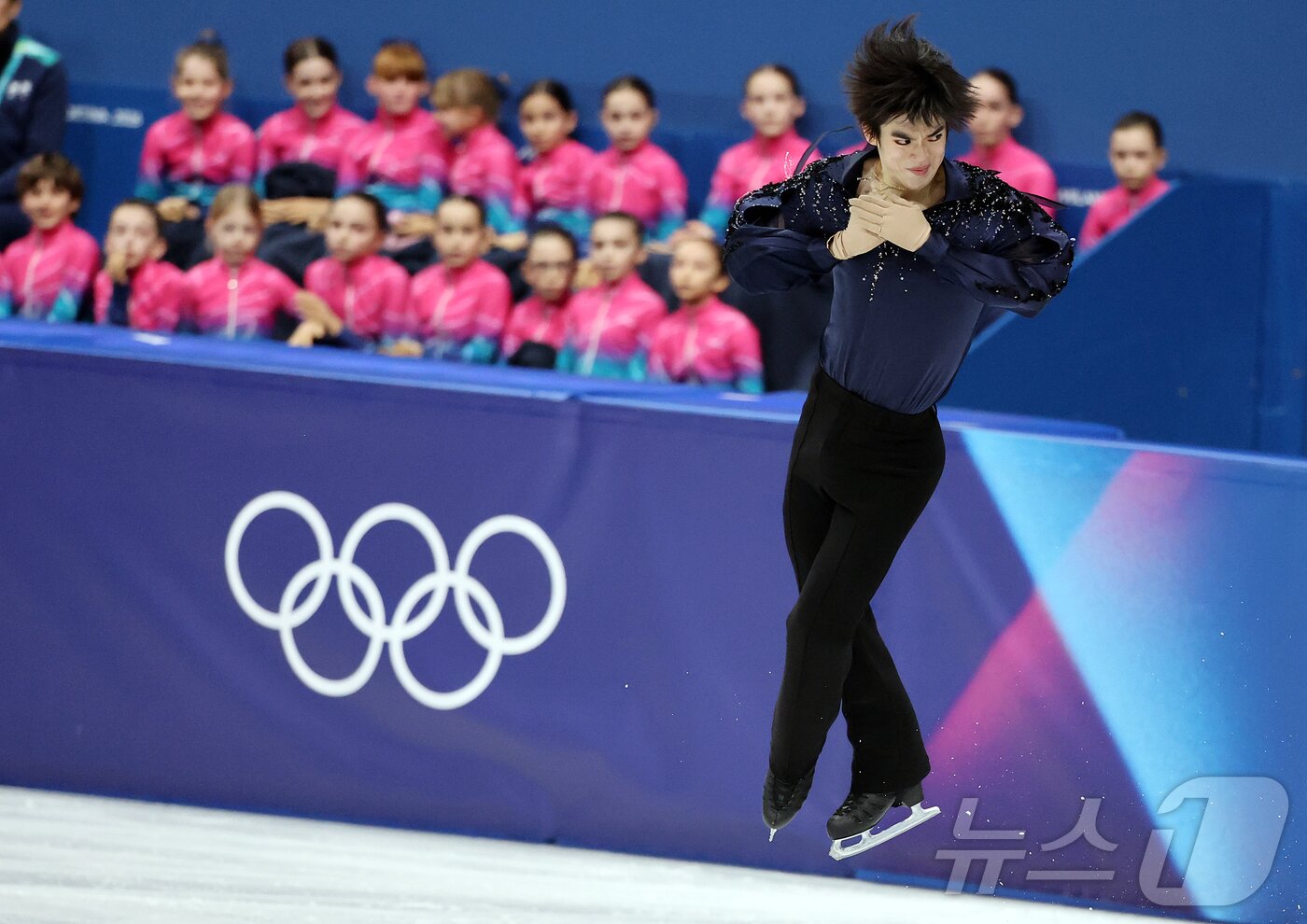 본문 이미지 - 피겨 차준환이 10일(현지시간) 이탈리아 밀라노 아이스 스케이팅 아레나에서 열린 2026 밀라노·코르티나담페초 동계 올림픽 피겨스케이팅 남자 싱글 쇼트프로그램에 출전해 연기를 펼치고 있다. 2026.2.11 ⓒ 뉴스1 김진환 기자
