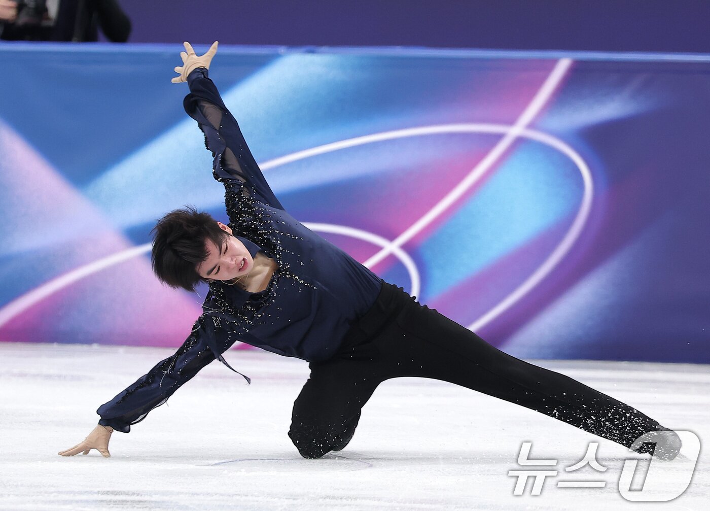 본문 이미지 - 피겨 차준환이 10일(현지시간) 이탈리아 밀라노 아이스 스케이팅 아레나에서 열린 2026 밀라노·코르티나담페초 동계올림픽 피겨스케이팅 남자 싱글 쇼트 프로그램에서 연기를 펼치고 있다. 2026.2.11 ⓒ 뉴스1 김성진 기자