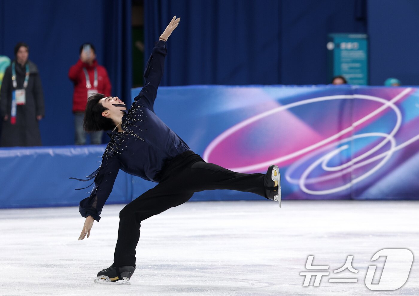 본문 이미지 - 피겨 차준환이 10일(현지시간) 이탈리아 밀라노 아이스 스케이팅 아레나에서 열린 2026 밀라노·코르티나담페초 동계올림픽 피겨스케이팅 남자 싱글 쇼트 프로그램에서 연기를 펼치고 있다. 2026.2.11 ⓒ 뉴스1 김성진 기자