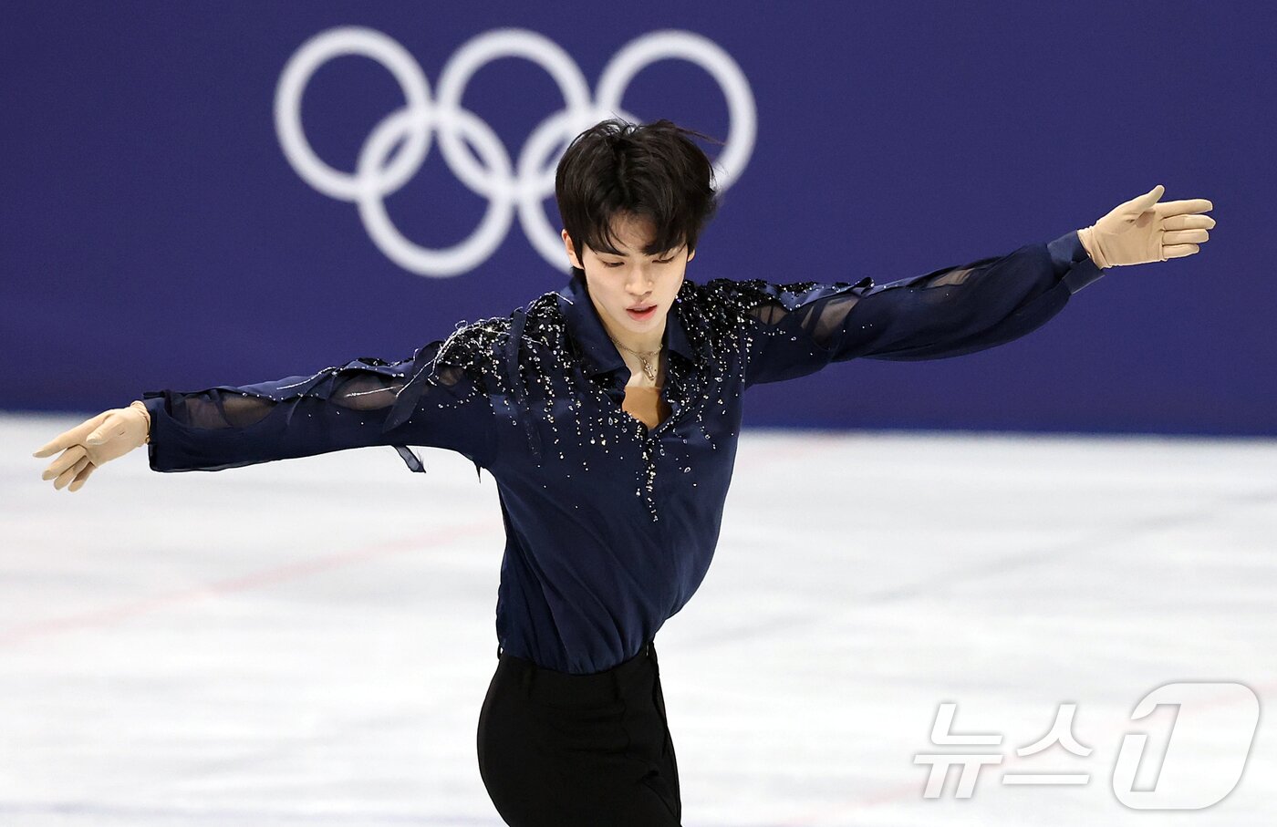 본문 이미지 - 피겨 차준환이 10일(현지시간) 이탈리아 밀라노 아이스 스케이팅 아레나에서 열린 2026 밀라노·코르티나담페초 동계 올림픽 피겨스케이팅 남자 싱글 쇼트프로그램에 출전해 연기를 펼치고 있다. 2026.2.11 ⓒ 뉴스1 김진환 기자