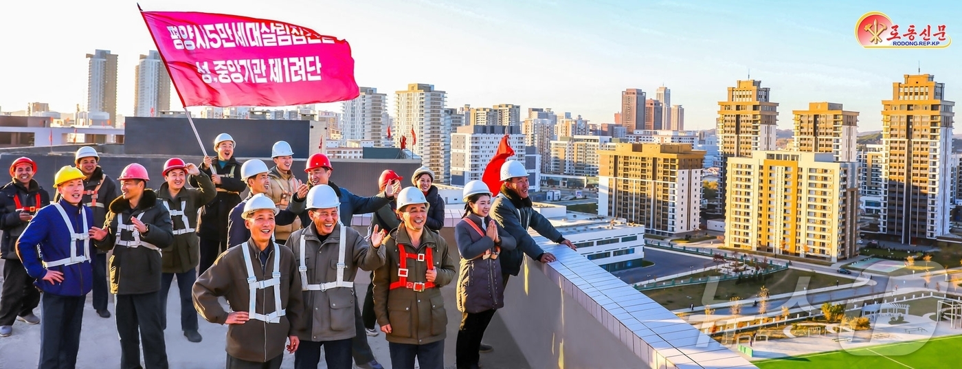 (평양 노동신문=뉴스1) = 북한 노동당 기관지 노동신문은 11일 "수도 평양에 세기적 변혁이 일어났다"며 "단 5년 사이에 5만 수천 세대의 현대적인 살림집과 수많은 공공 및 봉 …