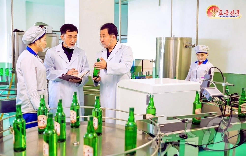 (평양 노동신문=뉴스1) = 북한 노동당 기관지 노동신문은 11일 "여러 시, 군의 식료공장들에서 보다 높은 새 제품 개발과 질 제고 목표를 내세우고 그 수행을 위한 창조투쟁을 맹 …