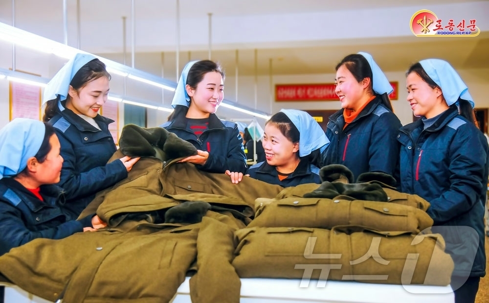 (평양 노동신문=뉴스1) = 북한 노동당 기관지 노동신문은 11일 "여러 시, 군의 식료공장들에서 보다 높은 새 제품 개발과 질 제고 목표를 내세우고 그 수행을 위한 창조 투쟁을 …