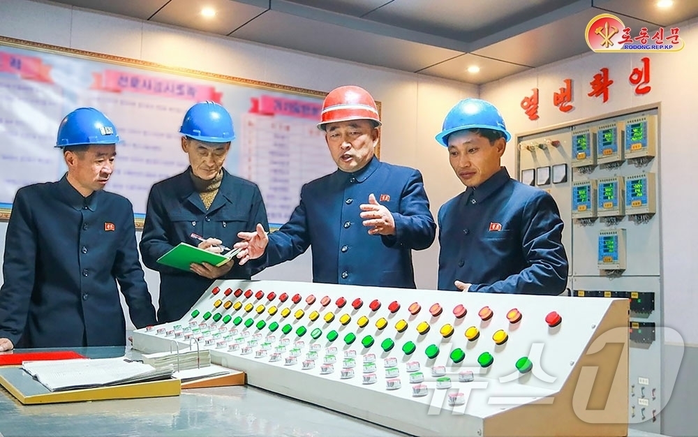 (평양 노동신문=뉴스1) = 북한 노동당 기관지 노동신문은 11일 강계시송배전소 사업을 조명하며 "자체의 기술 역량을 튼튼히 꾸려 단위를 활성화하자면 일꾼(간부)들부터 실력가가 되 …