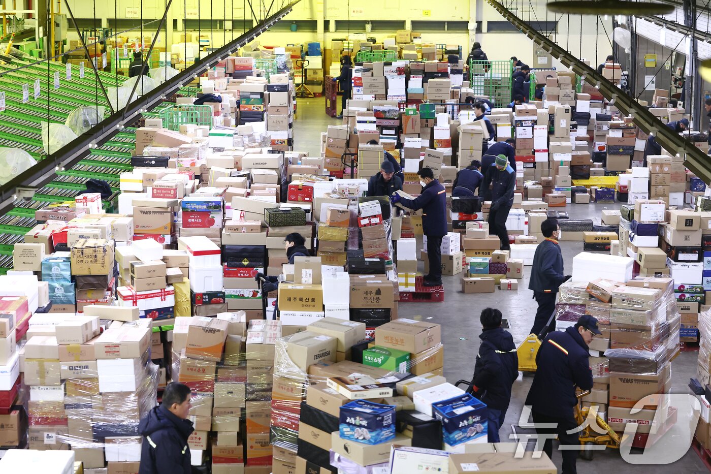 본문 이미지 - 설 명절을 앞둔 11일 오전 서울 광진구 동서울우편물류센터에서 직원들이 택배 분류 작업으로 구슬땀을 흘리고 있다. 2026.2.11 ⓒ 뉴스1 김민지 기자