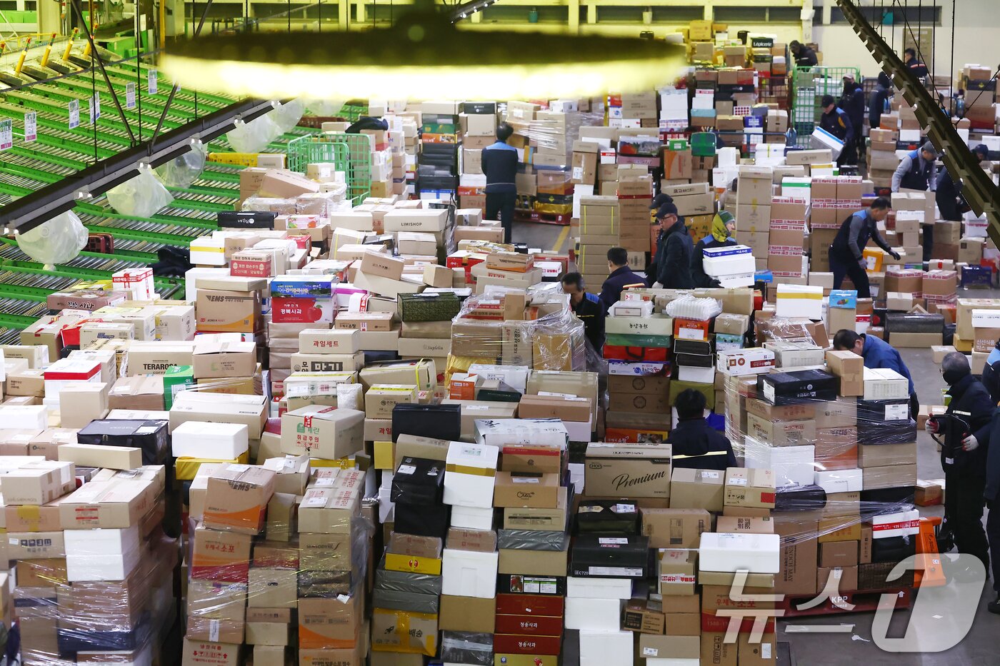 본문 이미지 - 설 명절을 앞둔 11일 오전 서울 광진구 동서울우편물류센터에서 직원들이 택배 분류 작업으로 구슬땀을 흘리고 있다. 2026.2.11 ⓒ 뉴스1 김민지 기자