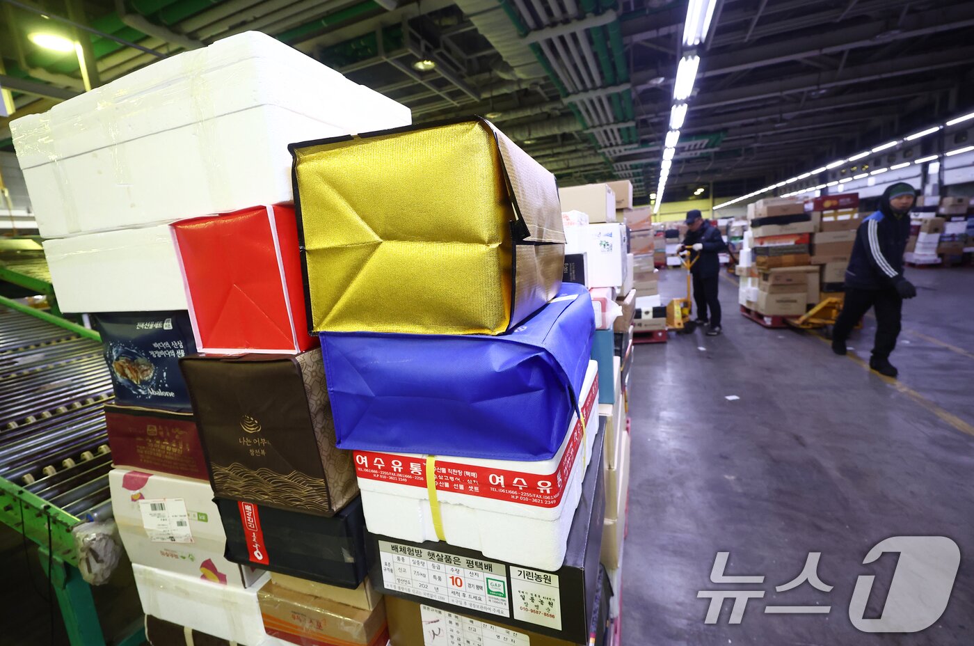 본문 이미지 - 설 명절을 앞둔 11일 오전 서울 광진구 동서울우편물류센터에서 직원들이 택배 분류 작업으로 구슬땀을 흘리고 있다. 2026.2.11 ⓒ 뉴스1 김민지 기자