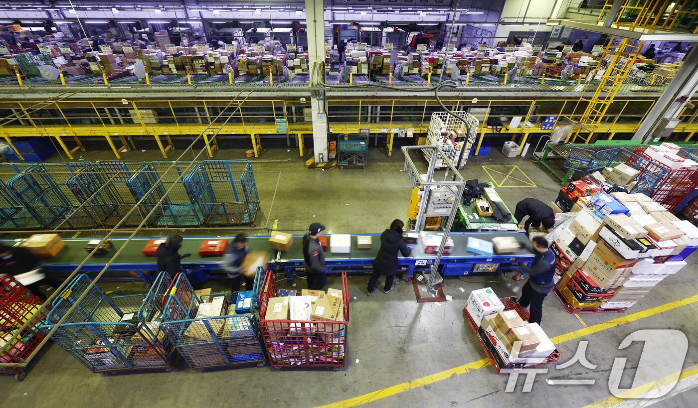 본문 이미지 - 설 명절을 앞둔 11일 오전 서울 광진구 동서울우편물류센터에서 직원들이 택배 분류 작업으로 구슬땀을 흘리고 있다. 2026.2.11 ⓒ 뉴스1 김민지 기자