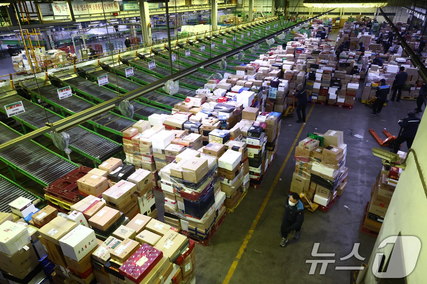 본문 이미지 - 설 명절을 앞둔 11일 오전 서울 광진구 동서울우편물류센터에서 직원들이 택배 분류 작업으로 구슬땀을 흘리고 있다. 2026.2.11 ⓒ 뉴스1 김민지 기자