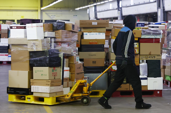 택배 과대포장 기준 손질…자동화 포장재 최소 규격 50→60㎝로 완화