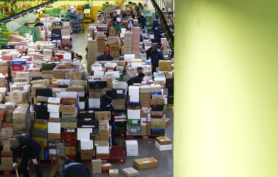 쉴 틈 없이 쏟아지는 설 명절 택배