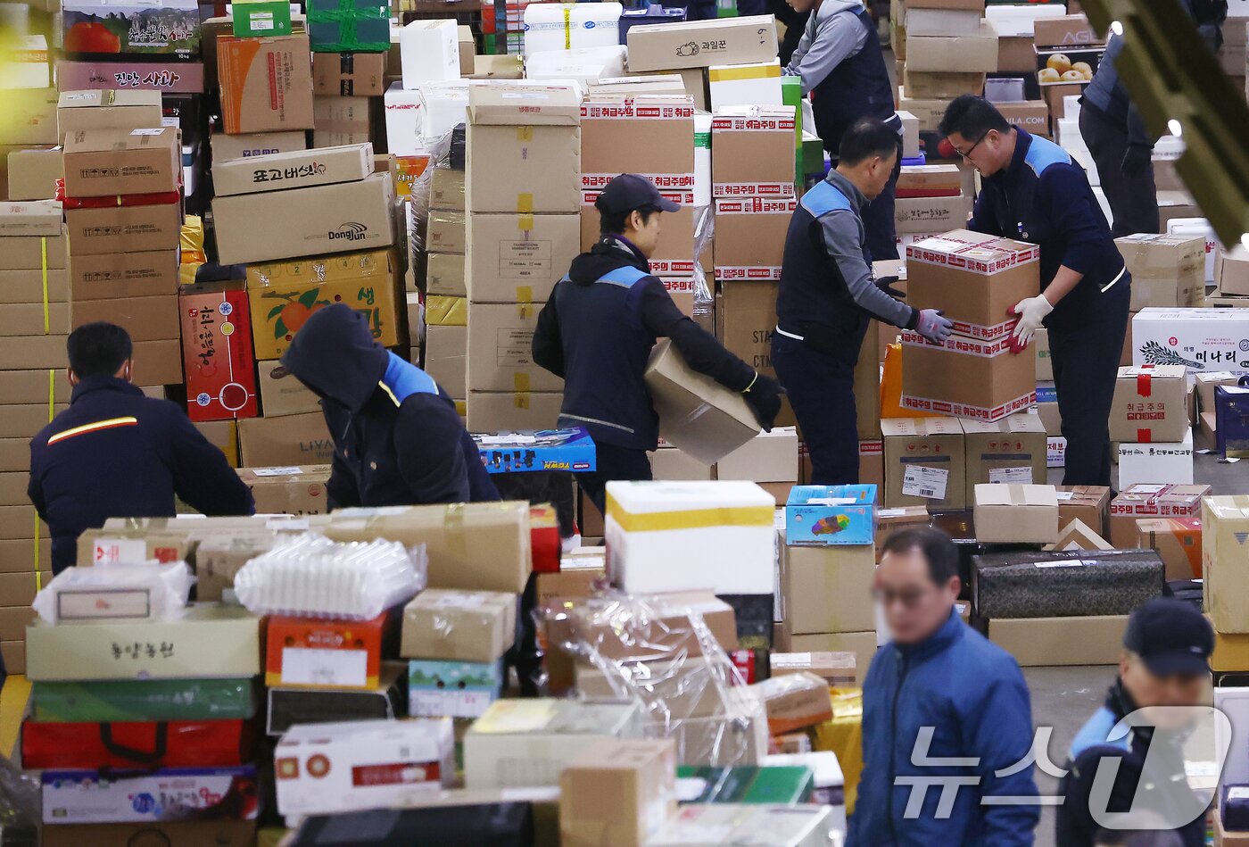 본문 이미지 - 설 명절을 앞둔 11일 오전 서울 광진구 동서울우편물류센터에서 직원들이 택배 분류 작업으로 구슬땀을 흘리고 있다. 2026.2.11 ⓒ 뉴스1 김민지 기자