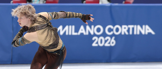 연기 선보이는 일리야 말리닌