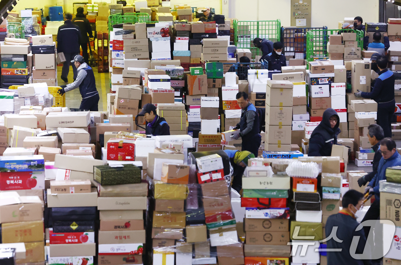 (서울=뉴스1) 김민지 기자 = 설 명절을 앞둔 11일 오전 서울 광진구 동서울우편물류센터에서 직원들이 택배 분류 작업으로 구슬땀을 흘리고 있다. 2026.2.11/뉴스1