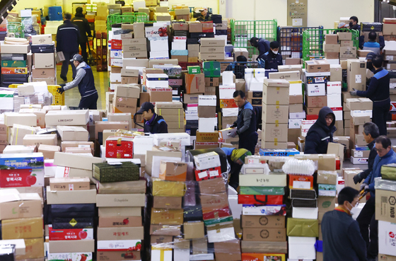 산 처럼 쌓인 설 명절 택배