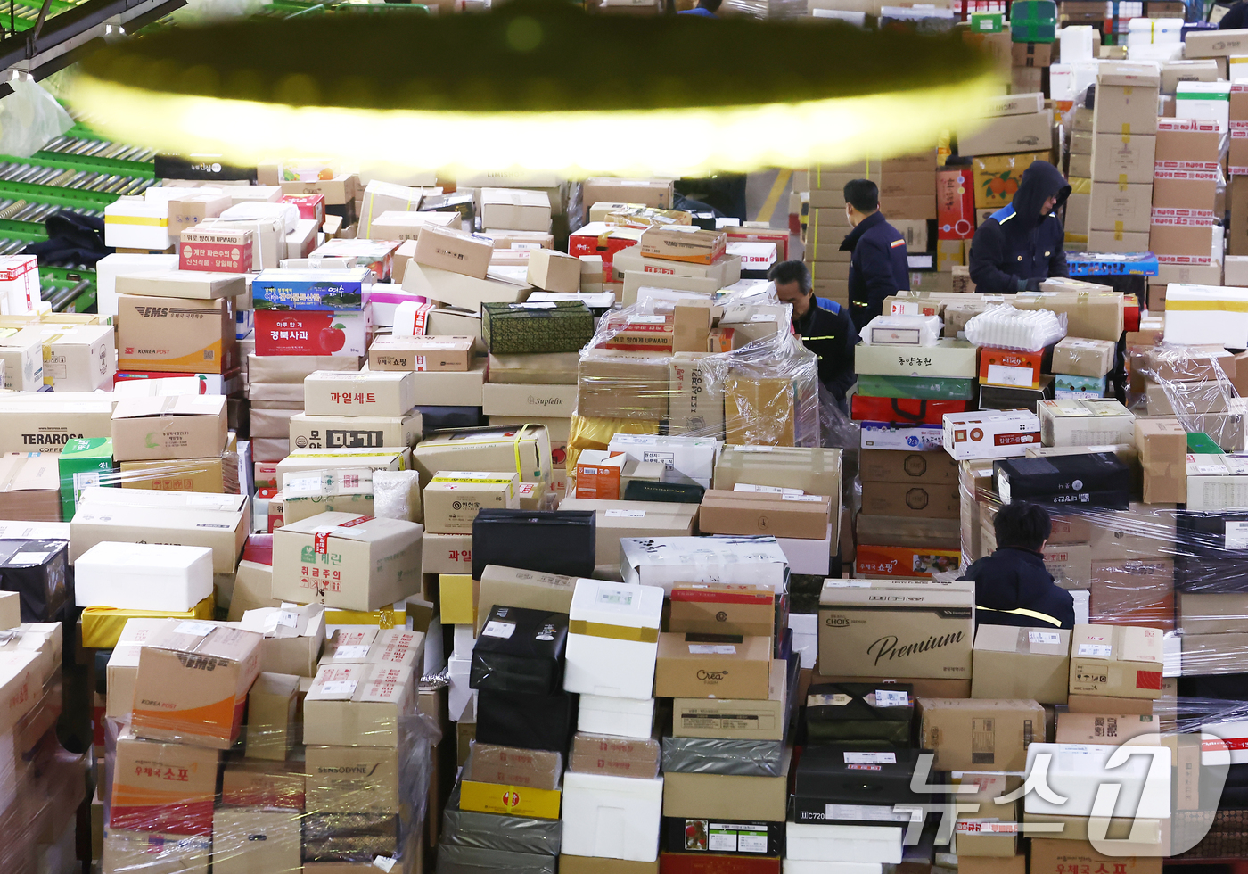 (서울=뉴스1) 김민지 기자 = 설 명절을 앞둔 11일 오전 서울 광진구 동서울우편물류센터에서 직원들이 택배 분류 작업으로 구슬땀을 흘리고 있다. 2026.2.11/뉴스1