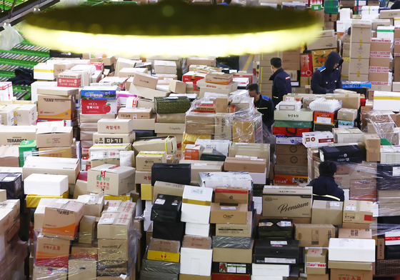 산 처럼 쌓인 설 명절 택배