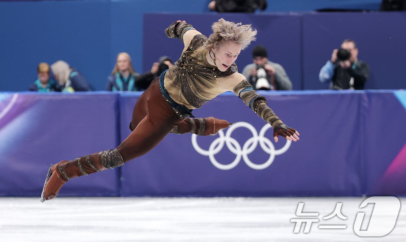 (밀라노=뉴스1) 김성진 기자 = 미국 피겨 선수 일리야 말리닌이 10일(현지시간) 이탈리아 밀라노 아이스 스케이팅 아레나에서 열린 2026 밀라노·코르티나담페초 동계올림픽 피겨스 …
