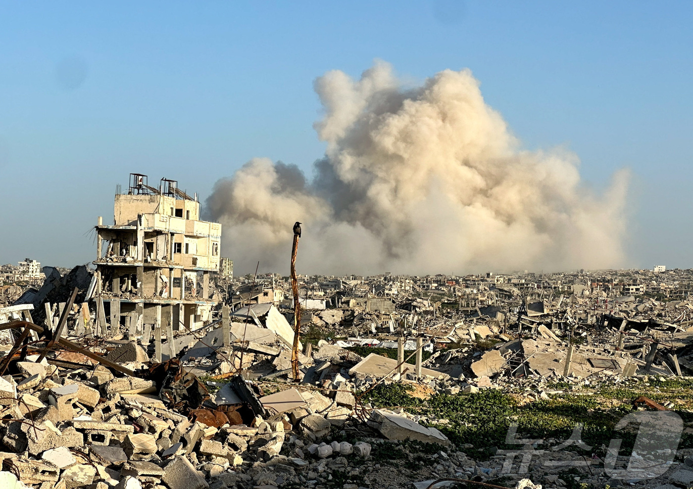 (칸유니스 로이터=뉴스1) 윤다정 기자 = 10일(현지시간) 팔레스타인 가자 지구 남부 칸유니스의 이스라엘이 통제하는 '옐로 라인'(정전선) 구역 내에서 폭발이 일어난 뒤 연기가 …