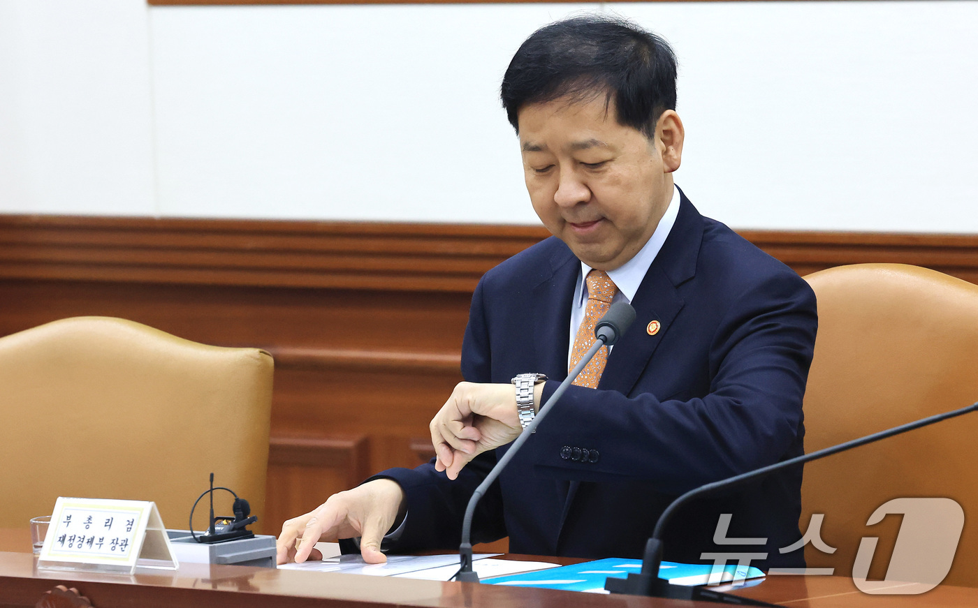 (서울=뉴스1) 임세영 기자 = 구윤철 경제부총리 겸 재정경제부 장관이 11일 서울 종로구 정부서울청사에서 열린 민생물가 특별관리 관계장관 TF 회의에서 시계를 바라보고 있다. 2 …