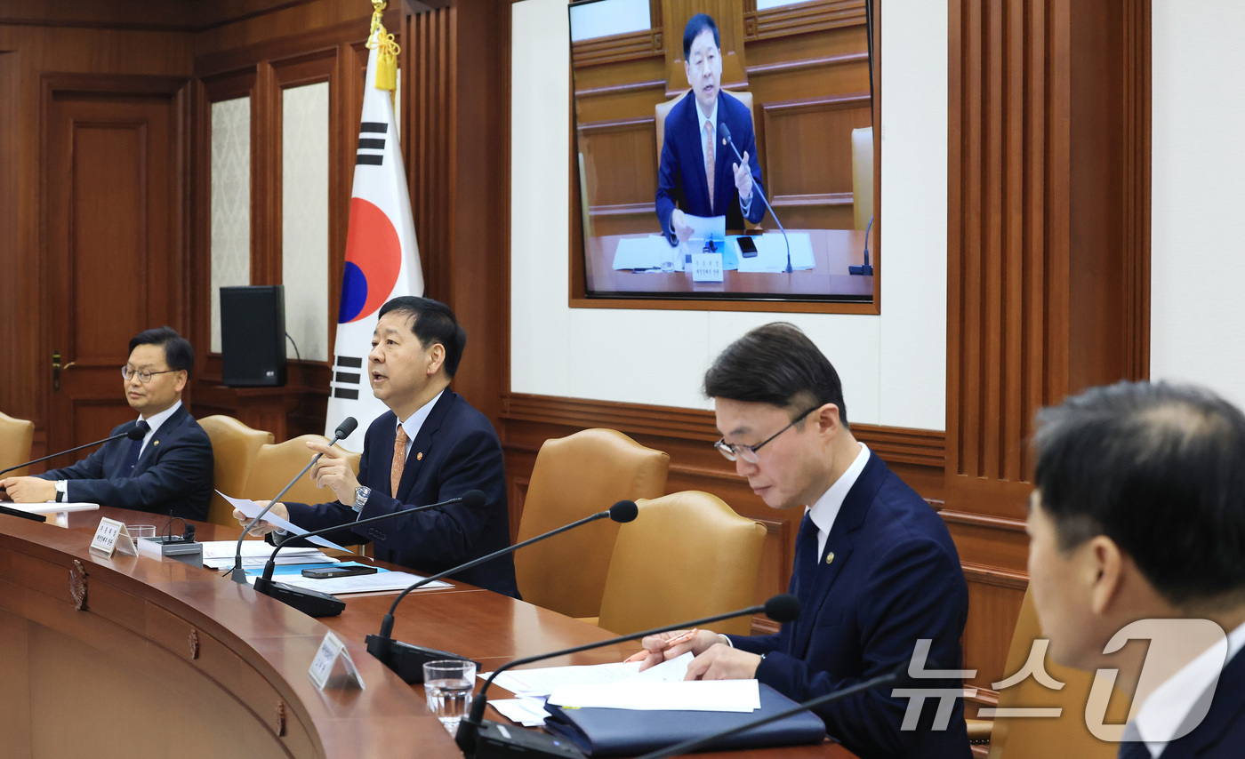 (서울=뉴스1) 임세영 기자 = 구윤철 경제부총리 겸 재정경제부 장관이 11일 서울 종로구 정부서울청사에서 열린 민생물가 특별관리 관계장관 TF 회의에서 모두발언을 하고 있다. 2 …