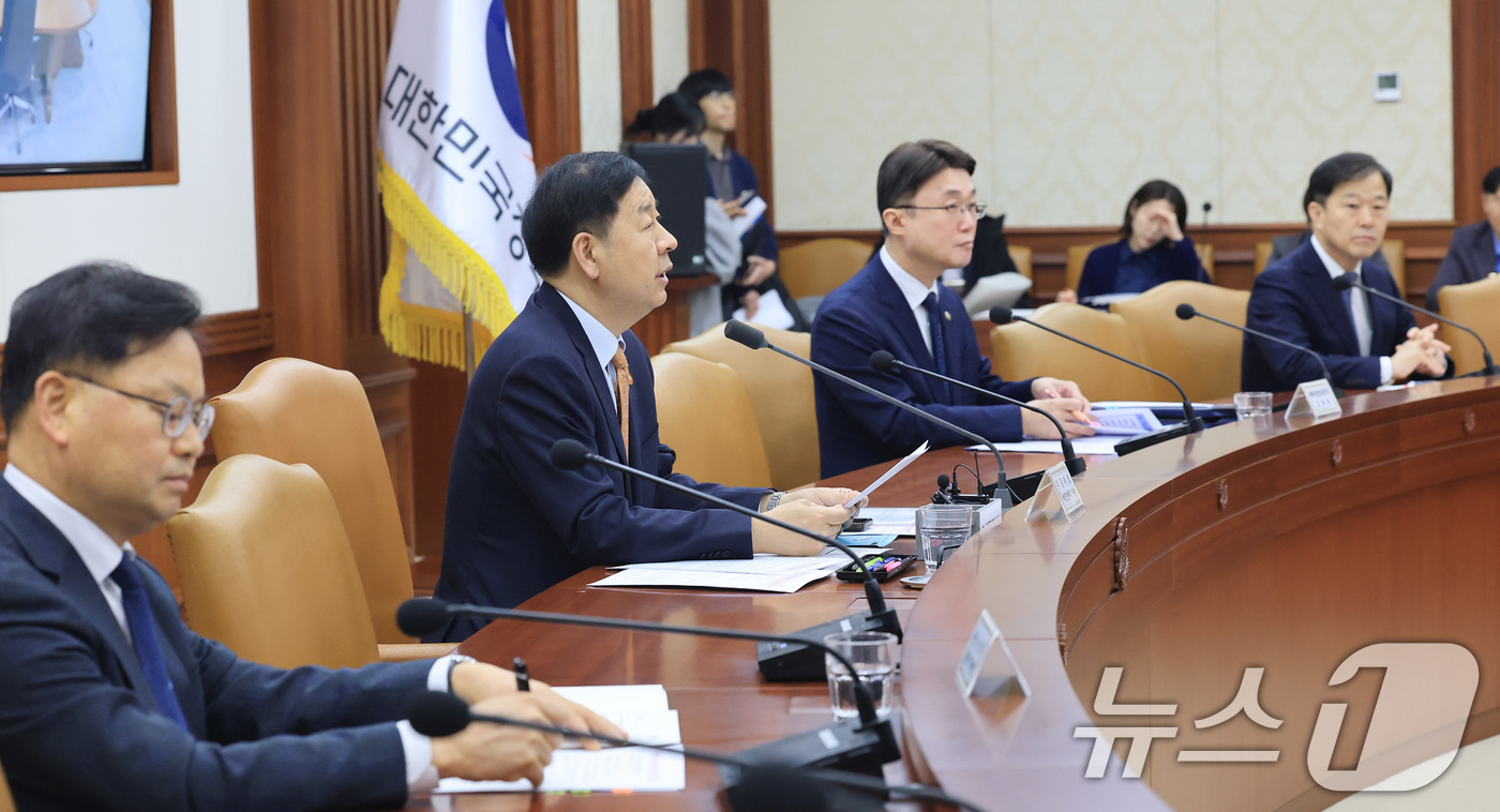 (서울=뉴스1) 임세영 기자 = 구윤철 경제부총리 겸 재정경제부 장관이 11일 서울 종로구 정부서울청사에서 열린 민생물가 특별관리 관계장관 TF 회의에서 모두발언을 하고 있다. 2 …