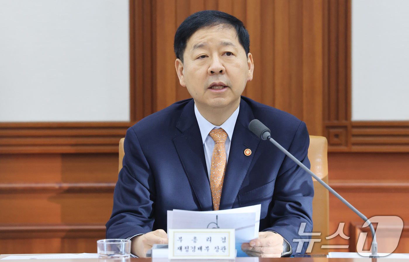 (서울=뉴스1) 임세영 기자 = 구윤철 경제부총리 겸 재정경제부 장관이 11일 서울 종로구 정부서울청사에서 열린 민생물가 특별관리 관계장관 TF 회의에서 모두발언을 하고 있다. 2 …