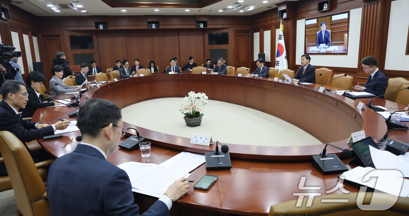 (서울=뉴스1) 임세영 기자 = 구윤철 경제부총리 겸 재정경제부 장관이 11일 서울 종로구 정부서울청사에서 열린 민생물가 특별관리 관계장관 TF 회의에서 모두발언을 하고 있다. 2 …