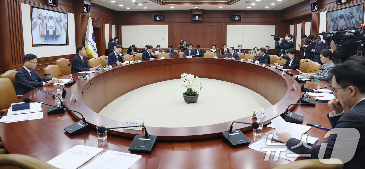 (서울=뉴스1) 임세영 기자 = 구윤철 경제부총리 겸 재정경제부 장관이 11일 서울 종로구 정부서울청사에서 열린 민생물가 특별관리 관계장관 TF 회의에서 모두발언을 하고 있다. 2 …