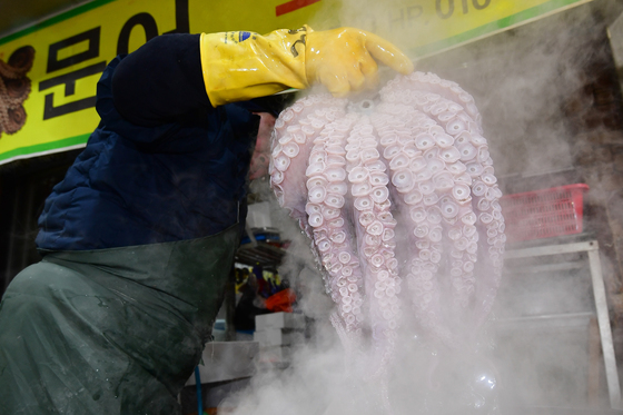문어 삶는 손길 분주 "명절 기분"…설 앞둔 포항 죽도시장 활기