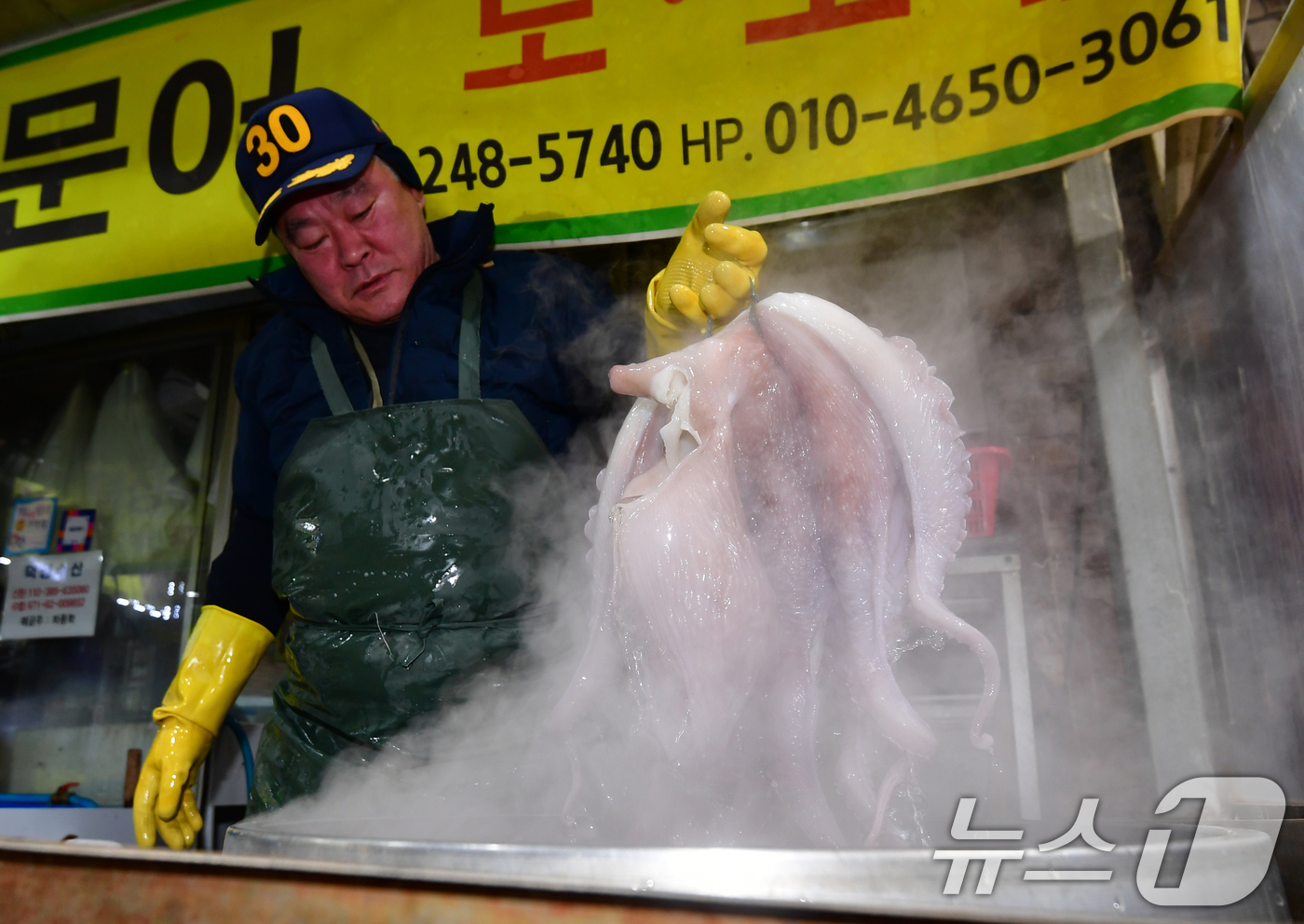 (포항=뉴스1) 최창호 기자 = 설 명절을 앞둔 11일 경북 포항시 죽도어시장 문어 골목에서 상인이 차례상에 올릴 문어를 삶고 있다.문어 가격은 차례용으로 인기가 좋은 5kg 기준 …