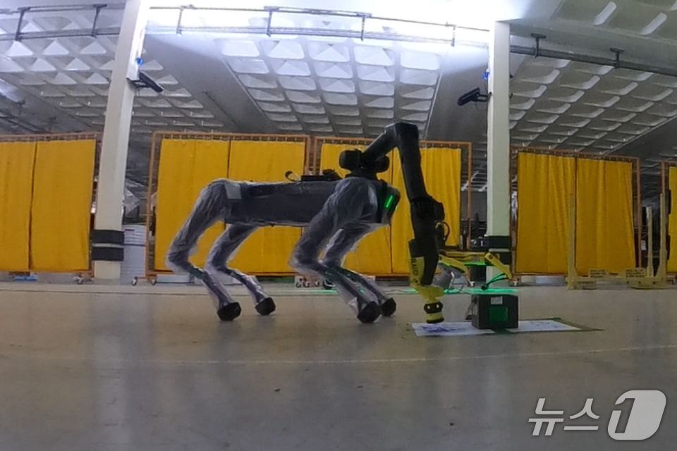 본문 이미지 - 스팟이 오염 시료 채취 도구를 장착하고 바닥면 채취 작업을 시연하는 모습(셀라필드 제공)