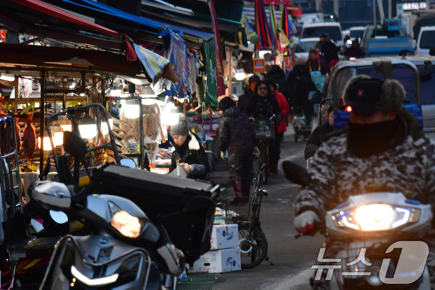 (포항=뉴스1) 최창호 기자 = 설 명절을 앞둔 11일 경북 포항시 죽도시장이 제수용품을 구입하는 시민들로 붐비고 있다. 2026.2.11/뉴스1