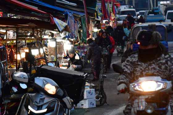 이른 시간부터 붐비는 죽도어시장