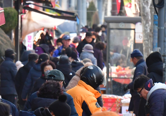 설 제수용품 구입하는 시민들
