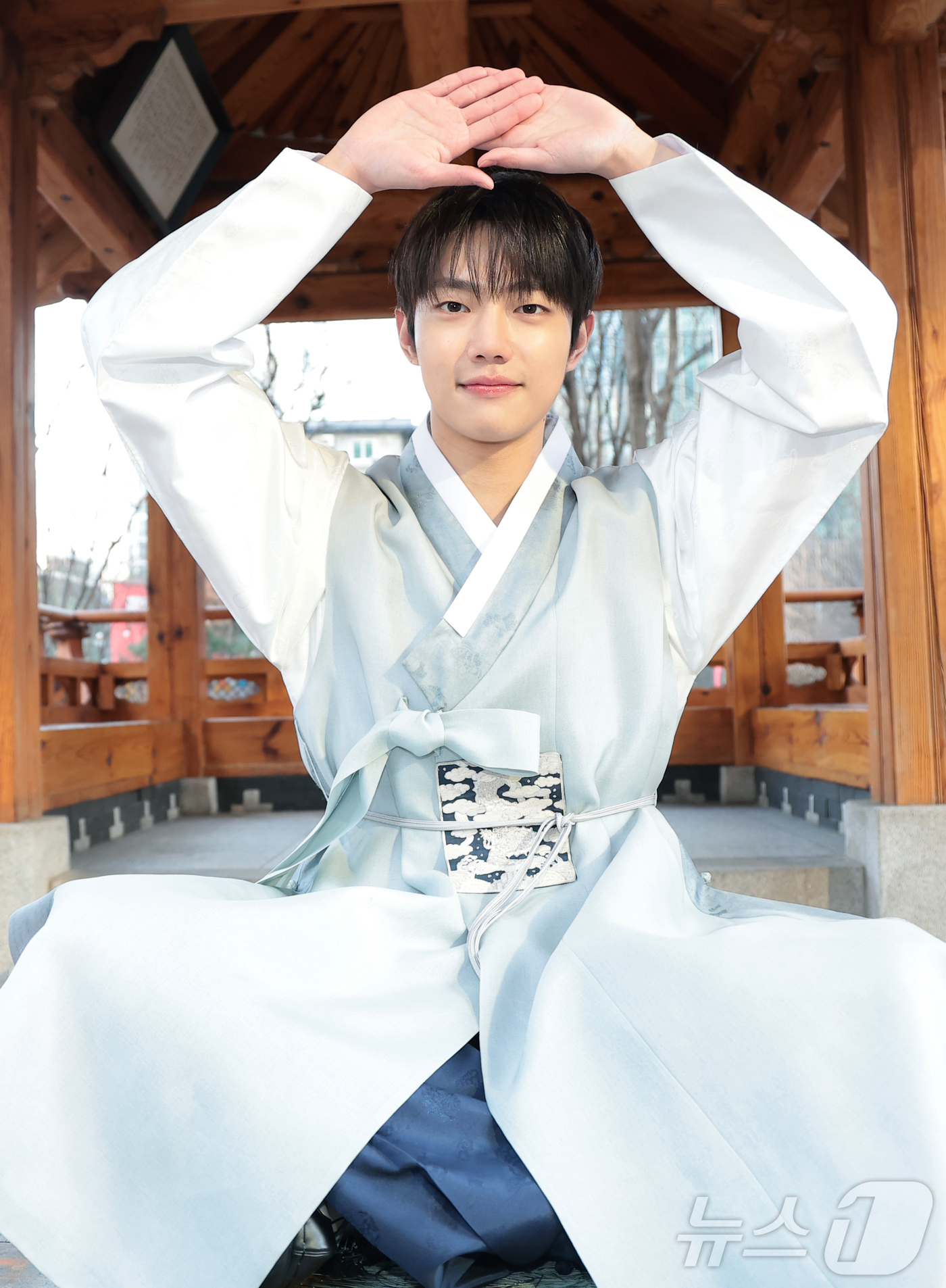 (서울=뉴스1) 권현진 기자 = 배우 조준영이 서울 종로구 뉴스1 인근에서 열린 인터뷰에 앞서 한복을 곱게 차려입고 새해 인사를 전하고 있다.조준영은 2020년 데뷔 이후 드라마 …