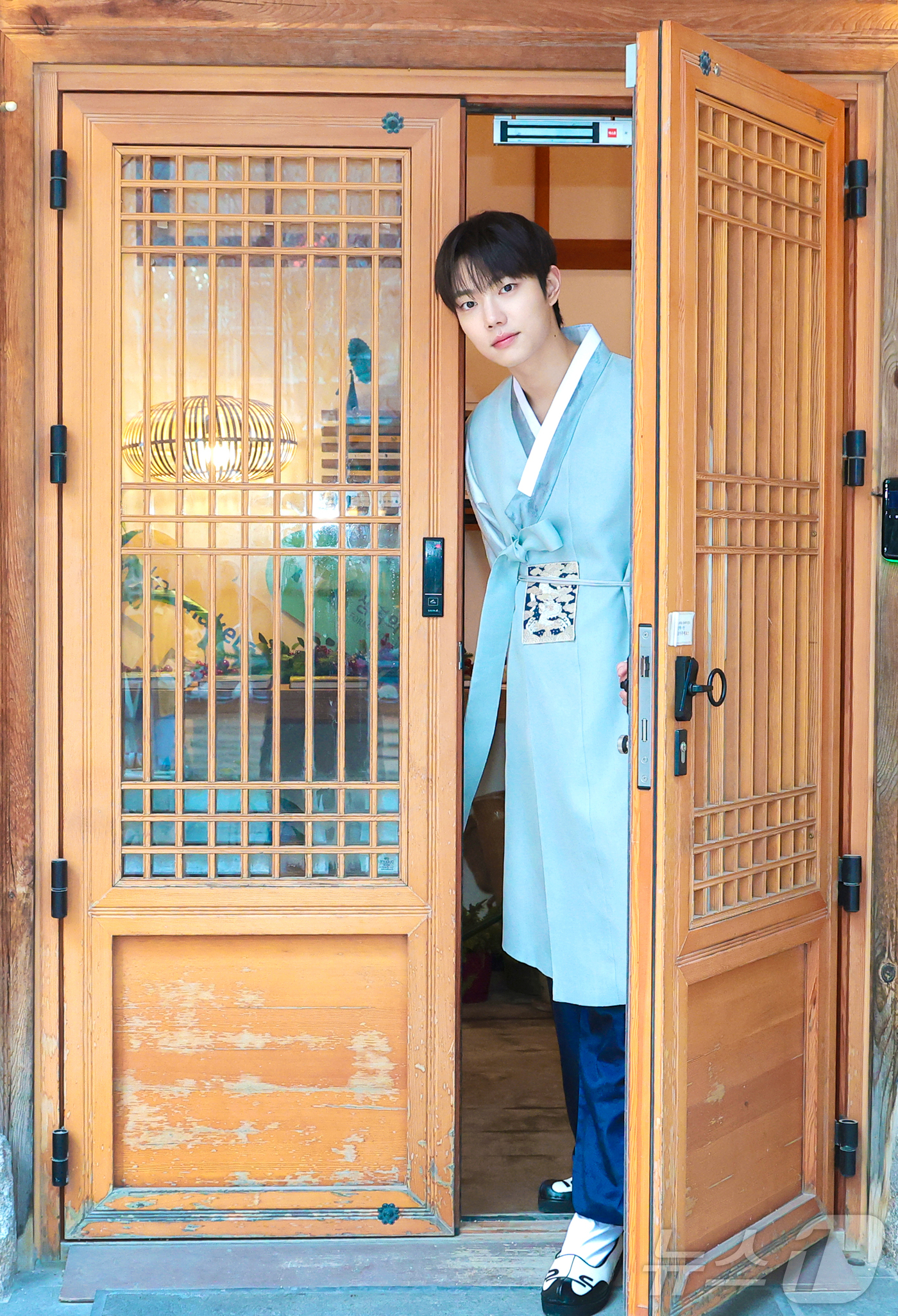 (서울=뉴스1) 권현진 기자 = 배우 조준영이 서울 종로구 뉴스1 인근에서 열린 인터뷰에 앞서 한복을 곱게 차려입고 새해 인사를 전하고 있다.조준영은 2020년 데뷔 이후 드라마 …