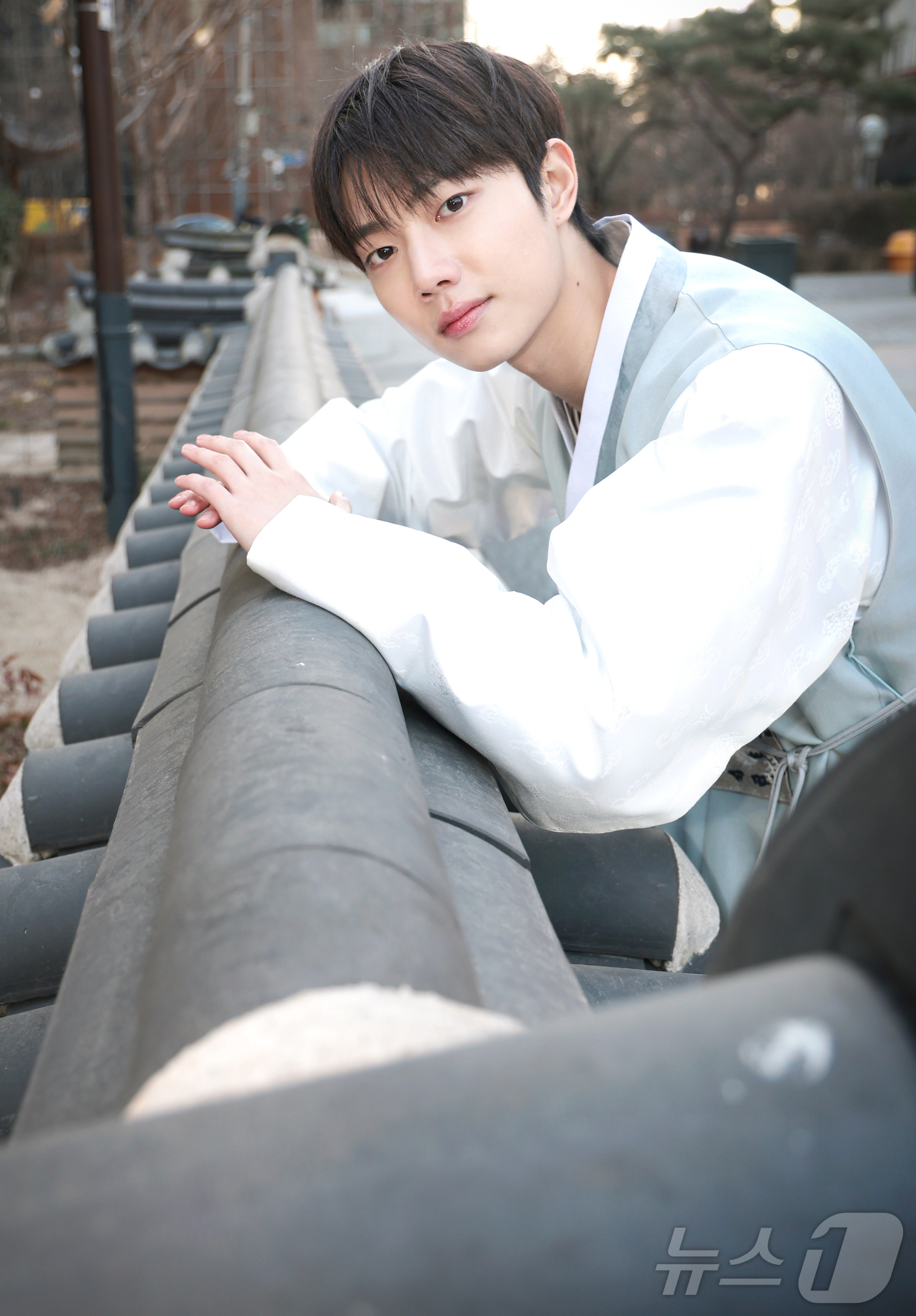 (서울=뉴스1) 권현진 기자 = 배우 조준영이 서울 종로구 뉴스1 인근에서 열린 인터뷰에 앞서 한복을 곱게 차려입고 새해 인사를 전하고 있다.조준영은 2020년 데뷔 이후 드라마 …