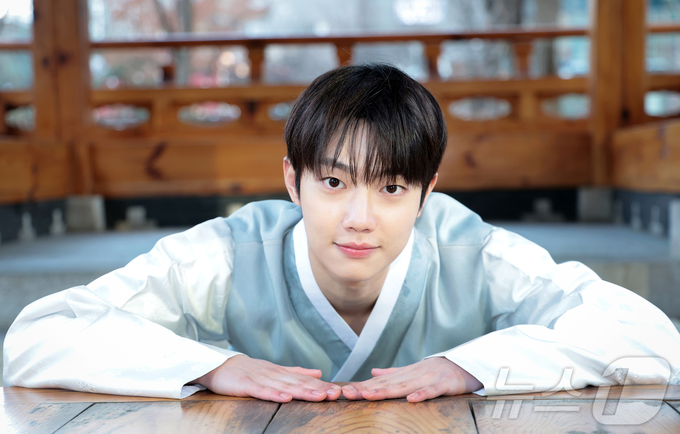 (서울=뉴스1) 권현진 기자 = 배우 조준영이 서울 종로구 뉴스1 인근에서 열린 인터뷰에 앞서 한복을 곱게 차려입고 새해 인사를 전하고 있다.조준영은 2020년 데뷔 이후 드라마 …