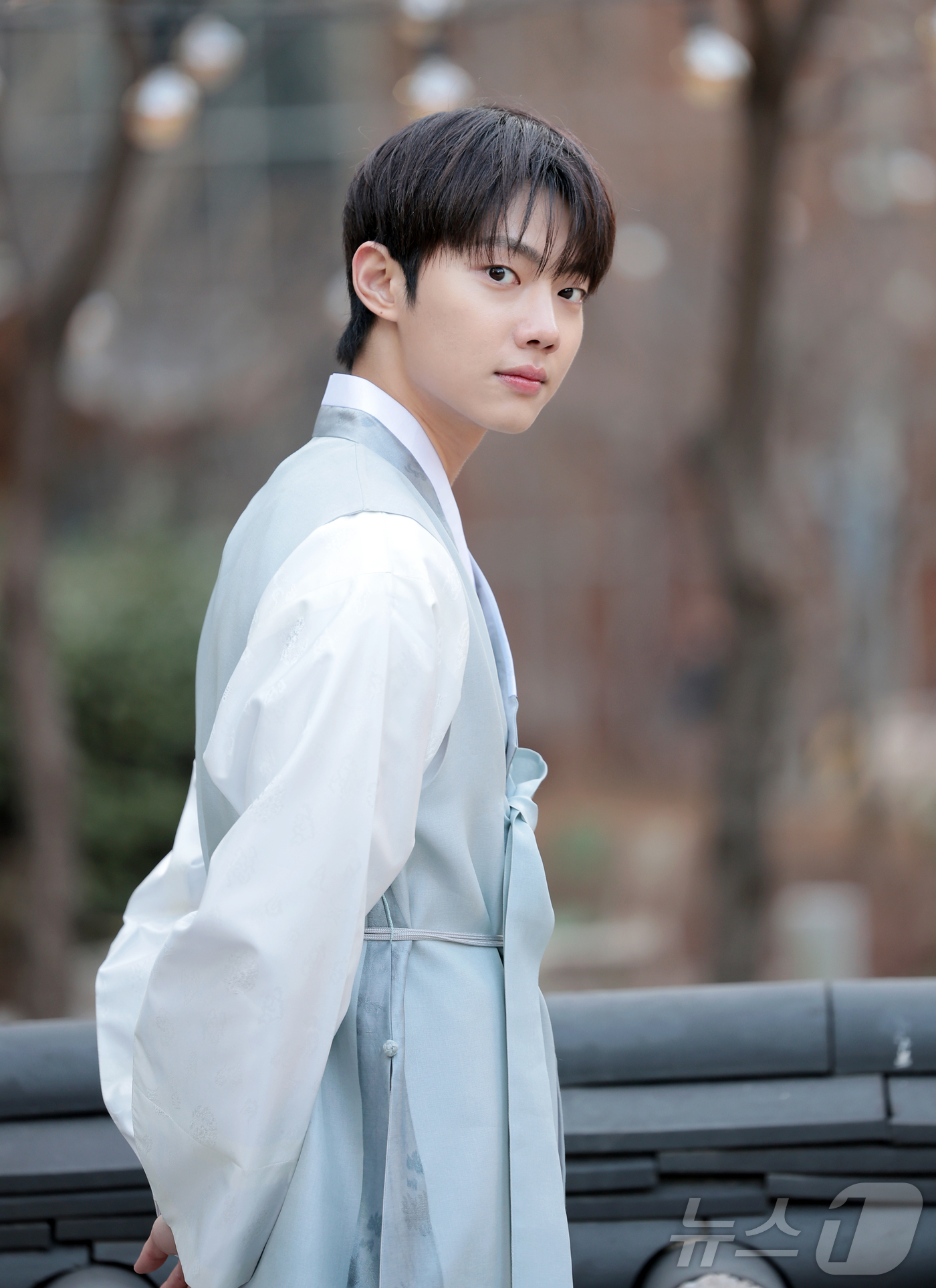 (서울=뉴스1) 권현진 기자 = 배우 조준영이 서울 종로구 뉴스1 인근에서 열린 인터뷰에 앞서 한복을 곱게 차려입고 새해 인사를 전하고 있다.조준영은 2020년 데뷔 이후 드라마 …