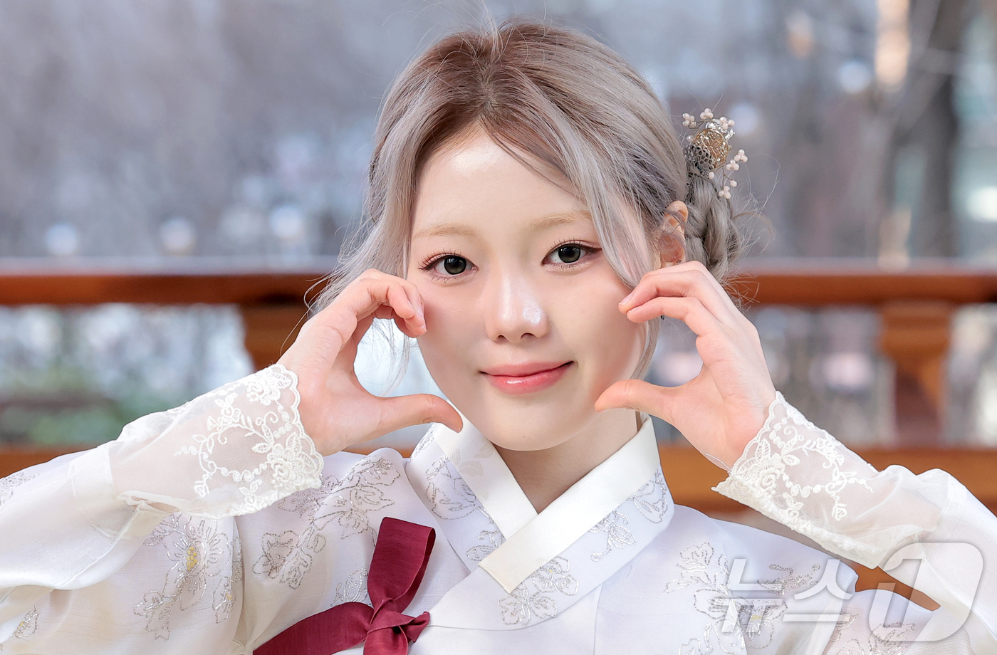 (서울=뉴스1) 권현진 기자 = 그룹 키라스 도연이 서울 종로구 뉴스1 인근에서 열린 인터뷰에 앞서 한복을 곱게 차려입고 인사를 하고 있다. 2026.2.17/뉴스1