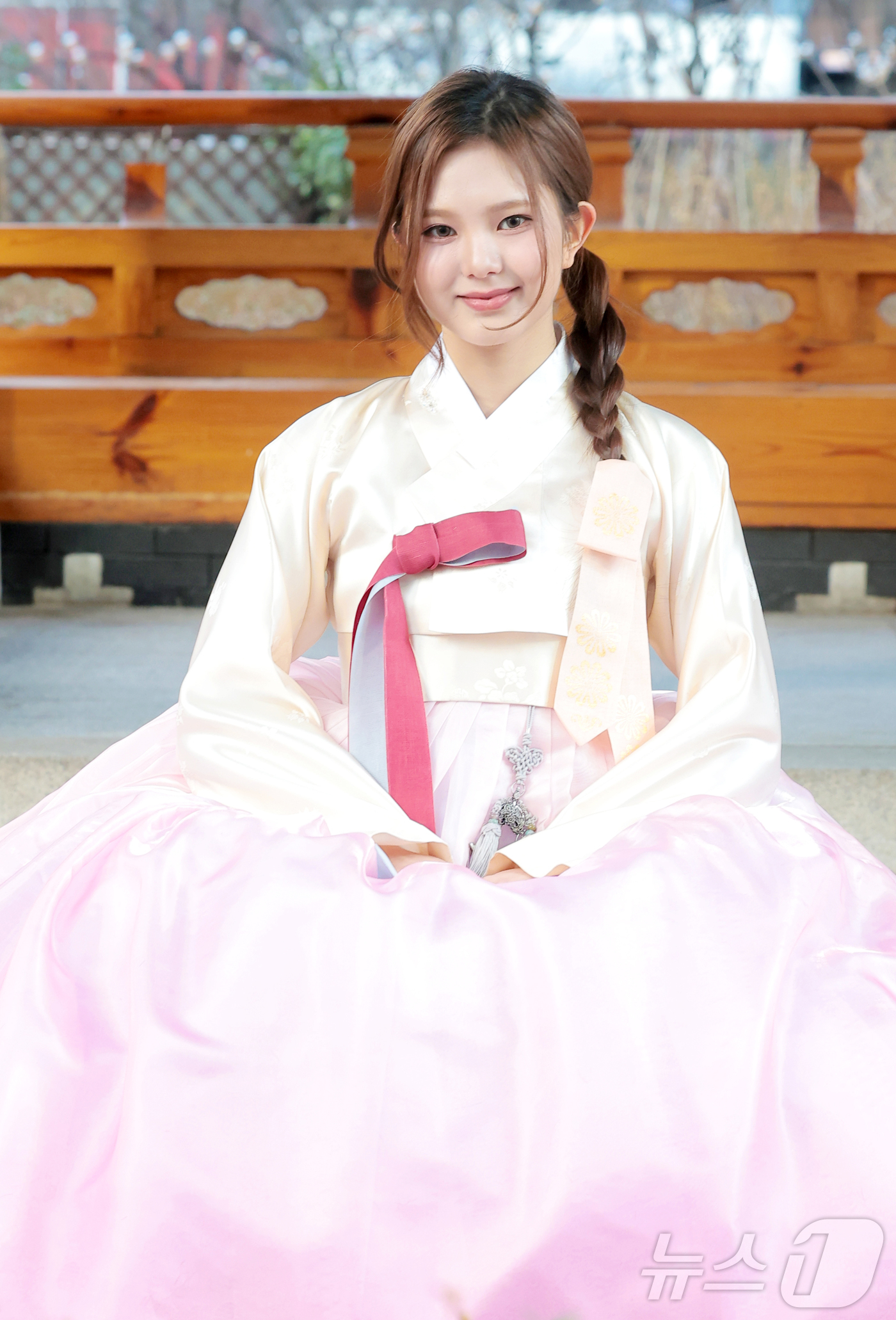 (서울=뉴스1) 권현진 기자 = 그룹 키라스 링링이 서울 종로구 뉴스1 인근에서 열린 인터뷰에 앞서 한복을 곱게 차려입고 인사를 하고 있다. 2026.2.17/뉴스1