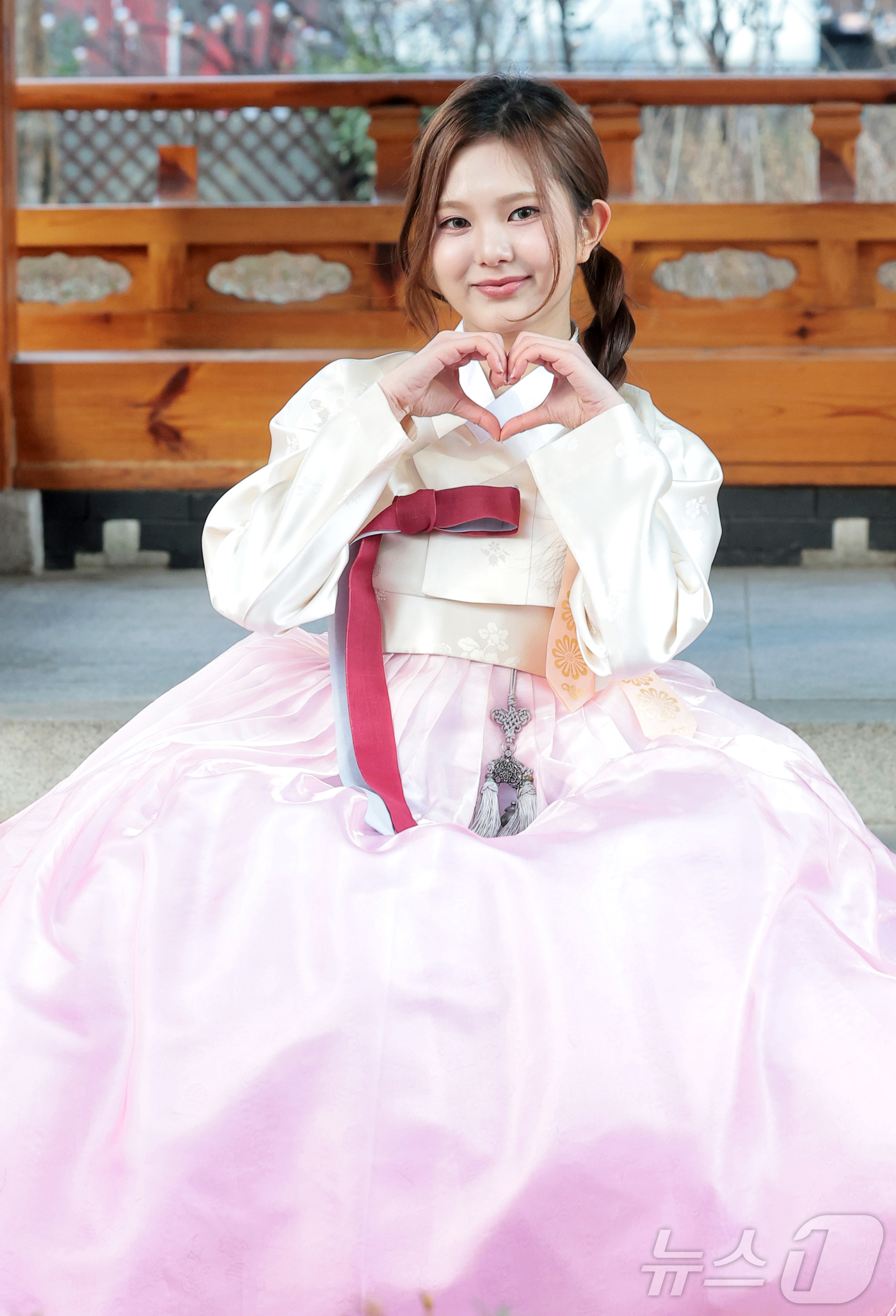 (서울=뉴스1) 권현진 기자 = 그룹 키라스 링링이 서울 종로구 뉴스1 인근에서 열린 인터뷰에 앞서 한복을 곱게 차려입고 인사를 하고 있다. 2026.2.17/뉴스1