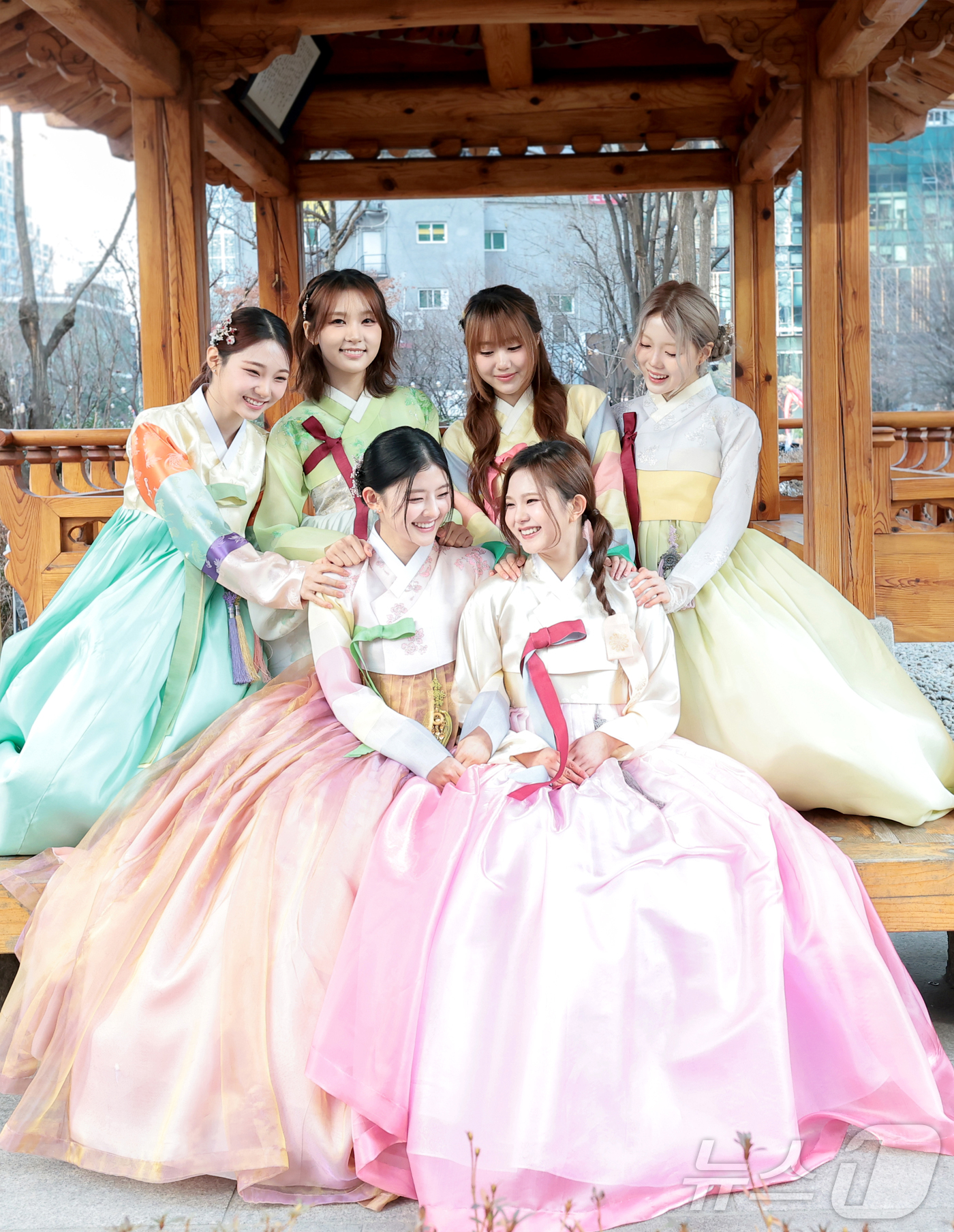 (서울=뉴스1) 권현진 기자 = 그룹 키라스가 서울 종로구 뉴스1 인근에서 열린 인터뷰에 앞서 한복을 곱게 차려입고 인사를 하고 있다. 2026.2.17/뉴스1