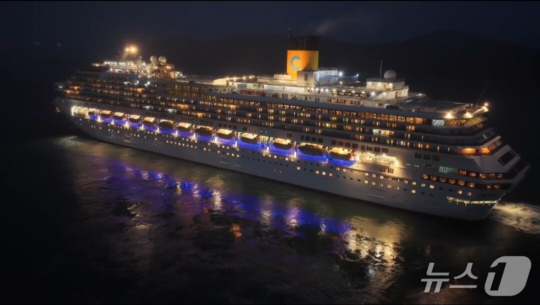 본문 이미지 - 지난해 5월 19일 오후8시 서산 대산항에서 출항하는 코스타세레나호 모습(서산시 제공. 재판매 및 DB금지)2026.2.11/뉴스1